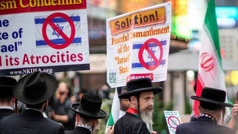 Orang-orang mengambil bagian dalam protes untuk mendukung Iran dan Palestina, di Times Square di New York City, AS, 16 Juni 2025. (REUTERS/Eduardo Munoz)