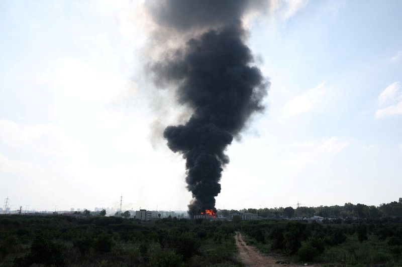 Petugas pemadam kebakaran berupaya memadamkan api di sebuah bus setelah serangan rudal dari Iran, di Herzliya, Israel, Selasa (17/6/2025). (REUTERS/Ronen Zvulun) Petugas pemadam kebakaran berupaya memadamkan api di sebuah bus setelah serangan rudal dari Iran, di Herzliya, Israel, Selasa (17/6/2025). (REUTERS/Ronen Zvulun)