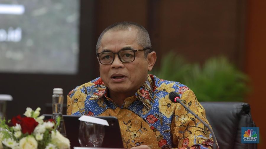 Dirjen Bea Cukai, Djaka Budi Utama saat Konferensi Pers APBN KITA bulan Juni 2025 di Jakarta, Selasa (17/6/2025). (CNBC Indonesia/Muhammad Sabki)