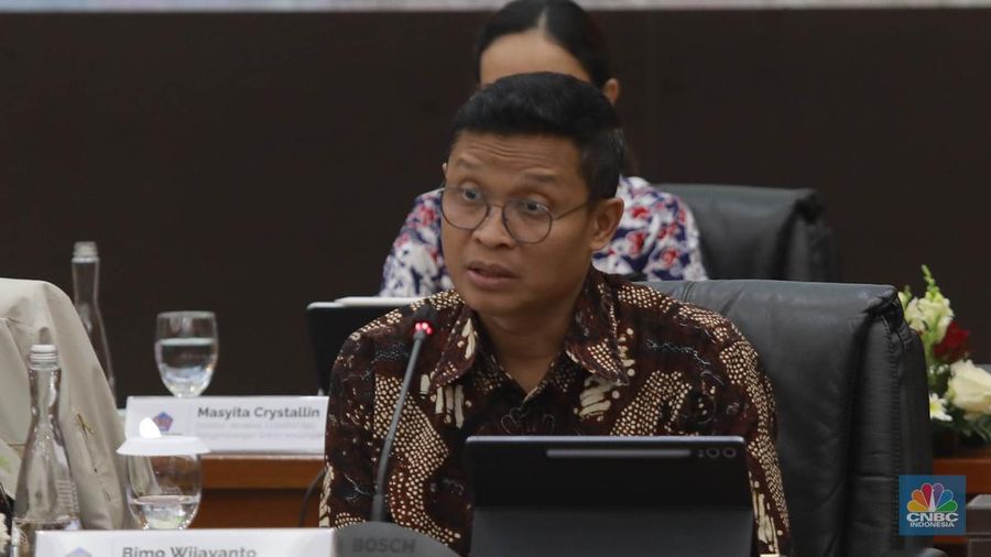 Dirjen Pajak, Bimo Wijayanto saat Konferensi Pers APBN KITA bulan Juni 2025 di Jakarta, Selasa (17/62025). (CNBC Indonesia/Muhammad Sabki)