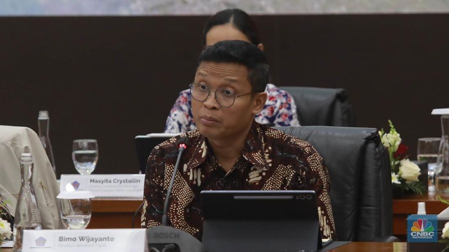 Dirjen Pajak, Bimo Wijayanto saat Konferensi Pers APBN KITA bulan Juni 2025 di Jakarta, Selasa (17/62025). (CNBC Indonesia/Muhammad Sabki)