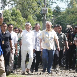Dedi Mulyadi dan Tomy Winata Adu Cepat Naik Tangga di Cianjur