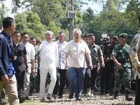 Dedi Mulyadi dan Tomy Winata Adu Cepat Naik Tangga di Cianjur