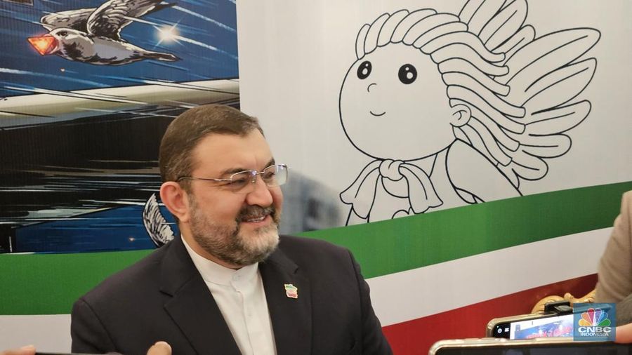 Duta Besar (Dubes) Iran untuk Indonesia, Mohammad Boroujer di dalam press briefing di Rumah Dinas Kedutaan Besar Republik Islam Iran, Menteng, Jakarta Pusa, Selasa (17/6/2025). (CNBC Indonesia/Thea Fathanah Arbar)