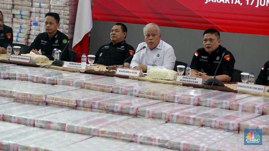 Konferensi pers penyitaan Uang hasil tindak pidana korupsi dalam pemberian fasilitas CPO dan turunanya dari para terdakwa korporasi Wilmar Group sebesar Rp 11.880.351.802.619 di Kejagung, Jakarta, Selasa (17/6/2025). (CNBC Indonesia/Muhammad Sabki)