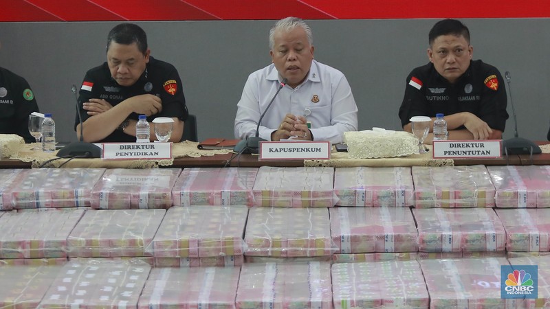 Konferensi pers penyitaan Uang hasil tindak pidana korupsi dalam pemberian fasilitas CPO dan turunanya dari para terdakwa korporasi Wilmar Group sebesar Rp 11.880.351.802.619 di Kejagung, Jakarta, Selasa (17/6/2025). Konferensi pers penyitaan Uang hasil tindak pidana korupsi dalam pemberian fasilitas CPO dan turunanya dari para terdakwa korporasi Wilmar Group sebesar Rp 11.880.351.802.619 di Kejagung, Jakarta, Selasa (17/6/2025). (CNBC Indonesia/Muhammad Sabki)