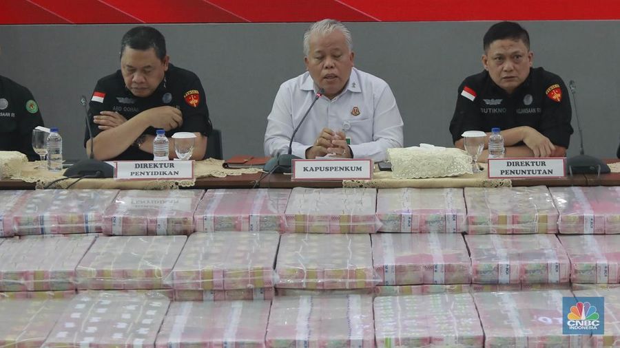 Konferensi pers penyitaan Uang hasil tindak pidana korupsi dalam pemberian fasilitas CPO dan turunanya dari para terdakwa korporasi Wilmar Group sebesar Rp 11.880.351.802.619 di Kejagung, Jakarta, Selasa (17/6/2025). (CNBC Indonesia/Muhammad Sabki)