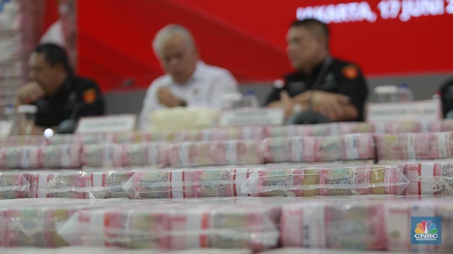 Konferensi pers penyitaan Uang hasil tindak pidana korupsi dalam pemberian fasilitas CPO dan turunanya dari para terdakwa korporasi Wilmar Group sebesar Rp 11.880.351.802.619 di Kejagung, Jakarta, Selasa (17/6/2025). (CNBC Indonesia/Muhammad Sabki)
