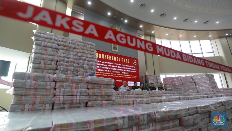 Konferensi pers penyitaan Uang hasil tindak pidana korupsi dalam pemberian fasilitas CPO dan turunanya dari para terdakwa korporasi Wilmar Group sebesar Rp 11.880.351.802.619 di Kejagung, Jakarta, Selasa (17/6/2025). Konferensi pers penyitaan Uang hasil tindak pidana korupsi dalam pemberian fasilitas CPO dan turunanya dari para terdakwa korporasi Wilmar Group sebesar Rp 11.880.351.802.619 di Kejagung, Jakarta, Selasa (17/6/2025). (CNBC Indonesia/Muhammad Sabki)