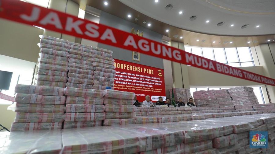 Konferensi pers penyitaan Uang hasil tindak pidana korupsi dalam pemberian fasilitas CPO dan turunanya dari para terdakwa korporasi Wilmar Group sebesar Rp 11.880.351.802.619 di Kejagung, Jakarta, Selasa (17/6/2025). (CNBC Indonesia/Muhammad Sabki)