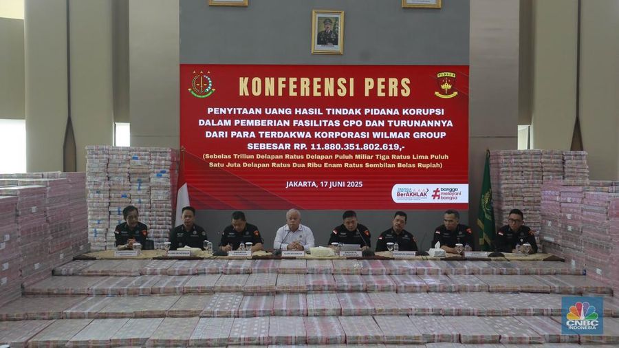 Konferensi pers penyitaan Uang hasil tindak pidana korupsi dalam pemberian fasilitas CPO dan turunanya dari para terdakwa korporasi Wilmar Group sebesar Rp 11.880.351.802.619 di Kejagung, Jakarta, Selasa (17/6/2025). Konferensi pers penyitaan Uang hasil tindak pidana korupsi dalam pemberian fasilitas CPO dan turunanya dari para terdakwa korporasi Wilmar Group sebesar Rp 11.880.351.802.619 di Kejagung, Jakarta, Selasa (17/6/2025). (CNBC Indonesia/Muhammad Sabki)