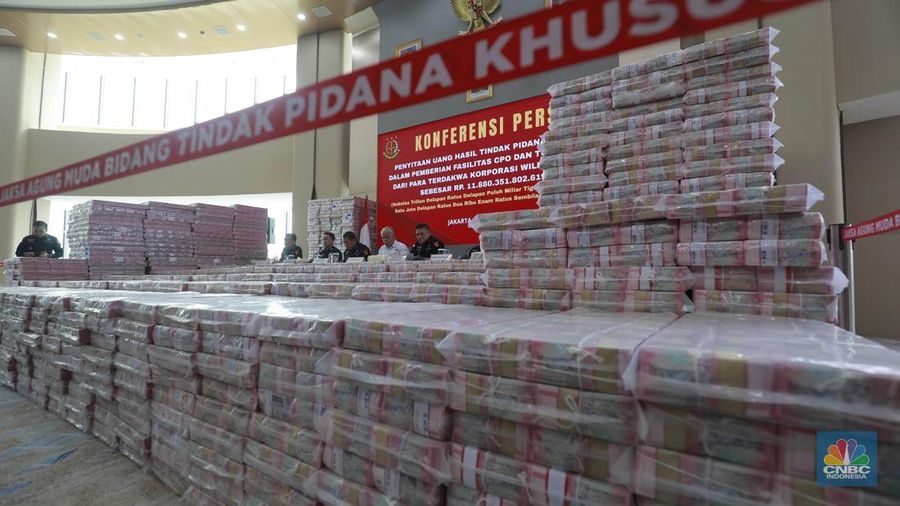 Konferensi pers penyitaan Uang hasil tindak pidana korupsi dalam pemberian fasilitas CPO dan turunanya dari para terdakwa korporasi Wilmar Group sebesar Rp 11.880.351.802.619 di Kejagung, Jakarta, Selasa (17/6/2025). (CNBC Indonesia/Muhammad Sabki)