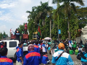 Buruh Kepung Gedung DPRD Cilegon Imbas Anggota Dewan Tabrak Pendemo