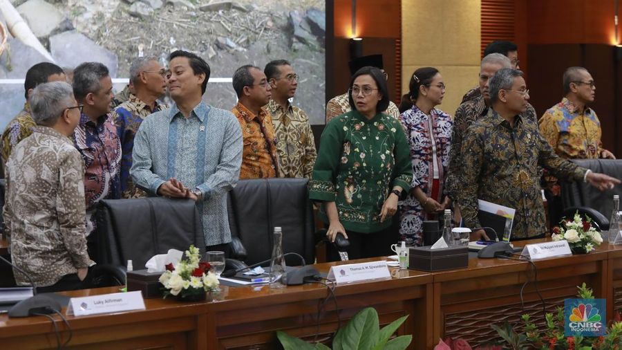 Menteri Keuangan RI, Sri Mulyani bersama wamen dan pejabat eselon satu berbincang usai Konferensi Pers APBN KITA bulan Juni 2025 di Jakarta, Selasa (17/6/2025). (CNBC Indonesia/Muhammad Sabki)