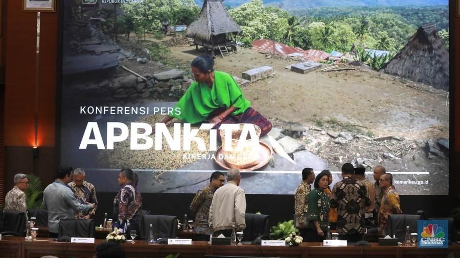 Menteri Keuangan RI, Sri Mulyani bersama wamen dan pejabat eselon satu berbincang usai Konferensi Pers APBN KITA bulan Juni 2025 di Jakarta, Selasa (17/6/2025). (CNBC Indonesia/Muhammad Sabki)