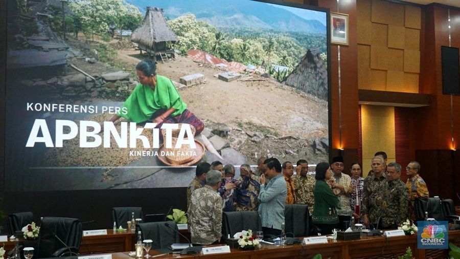 Menteri Keuangan RI, Sri Mulyani bersama wamen dan pejabat eselon satu berbincang usai Konferensi Pers APBN KITA bulan Juni 2025 di Jakarta, Selasa (17/6/2025). (CNBC Indonesia/Muhammad Sabki)