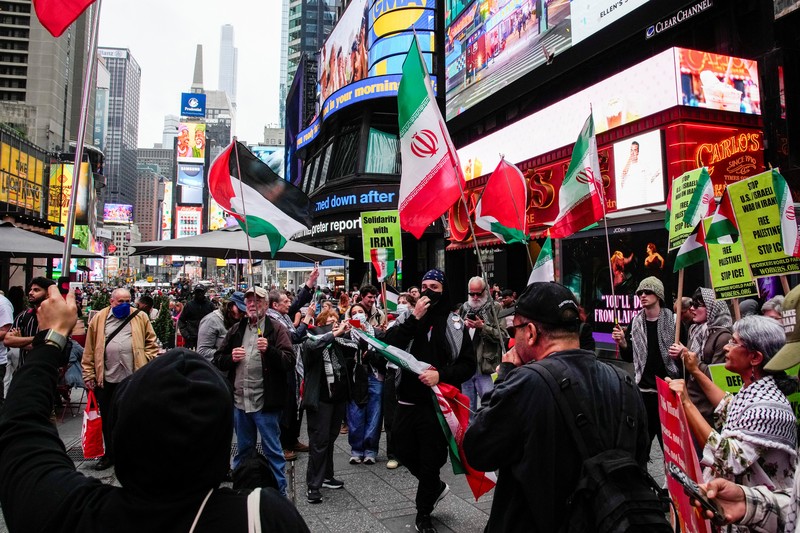Orang-orang mengambil bagian dalam protes untuk mendukung Iran dan Palestina, di Times Square di New York City, AS, 16 Juni 2025. Orang-orang mengambil bagian dalam protes untuk mendukung Iran dan Palestina, di Times Square di New York City, AS, 16 Juni 2025. (REUTERS/Eduardo Munoz)