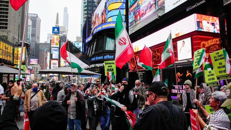 Orang-orang mengambil bagian dalam protes untuk mendukung Iran dan Palestina, di Times Square di New York City, AS, 16 Juni 2025. (REUTERS/Eduardo Munoz)