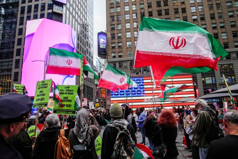 Orang-orang mengambil bagian dalam protes untuk mendukung Iran dan Palestina, di Times Square di New York City, AS, 16 Juni 2025. (REUTERS/Eduardo Munoz)
