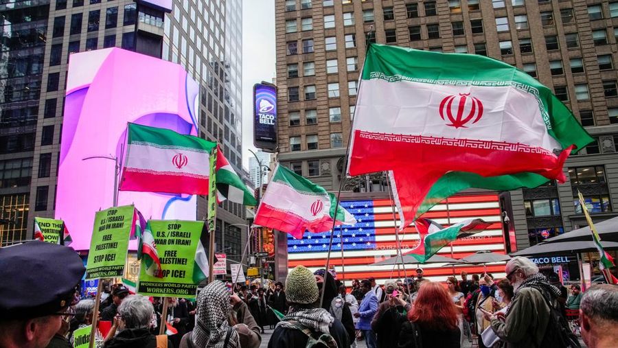 Orang-orang mengambil bagian dalam protes untuk mendukung Iran dan Palestina, di Times Square di New York City, AS, 16 Juni 2025. (REUTERS/Eduardo Munoz)