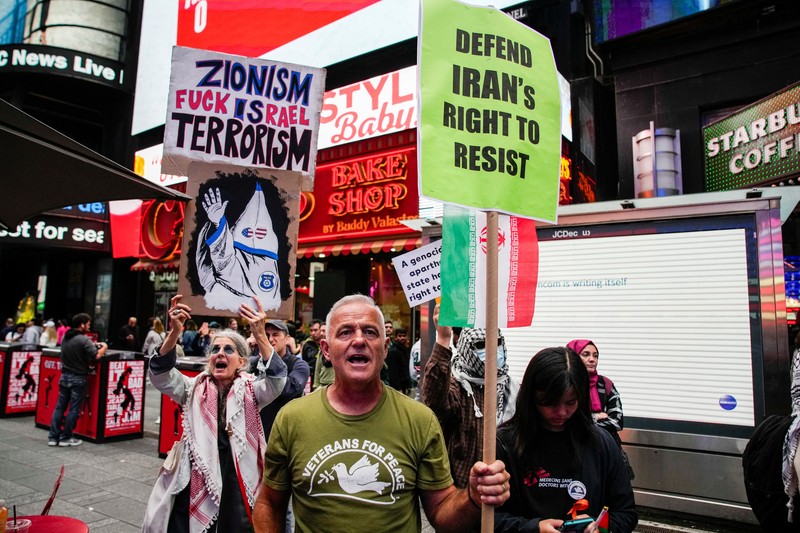 Orang-orang mengambil bagian dalam protes untuk mendukung Iran dan Palestina, di Times Square di New York City, AS, 16 Juni 2025. Orang-orang mengambil bagian dalam protes untuk mendukung Iran dan Palestina, di Times Square di New York City, AS, 16 Juni 2025. (REUTERS/Eduardo Munoz)
