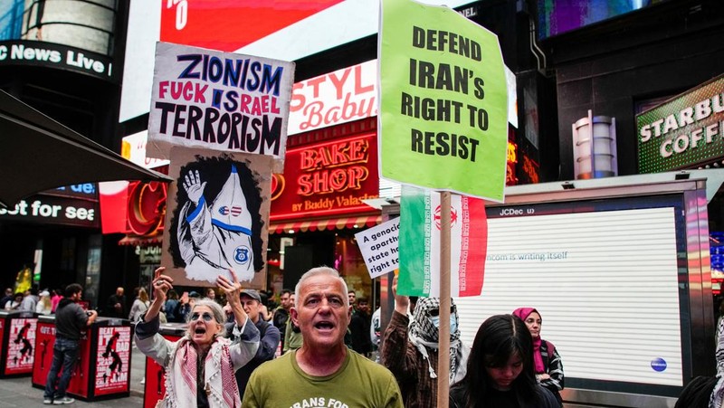 Orang-orang mengambil bagian dalam protes untuk mendukung Iran dan Palestina, di Times Square di New York City, AS, 16 Juni 2025. (REUTERS/Eduardo Munoz)