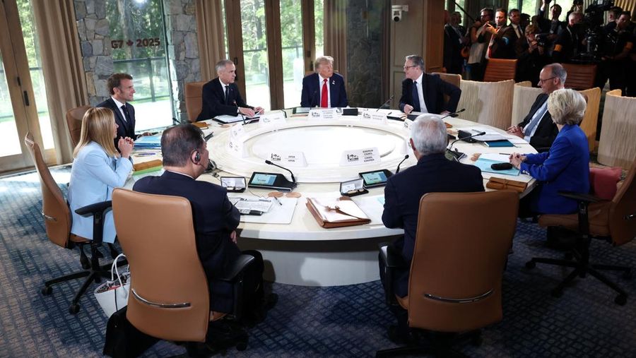 Para pemimpin G7 menghadiri pertemuan di KTT G7 di Kananaskis, Alberta, Kanada, 16 Juni 2025. (REUTERS/Kevin Lamarque)
