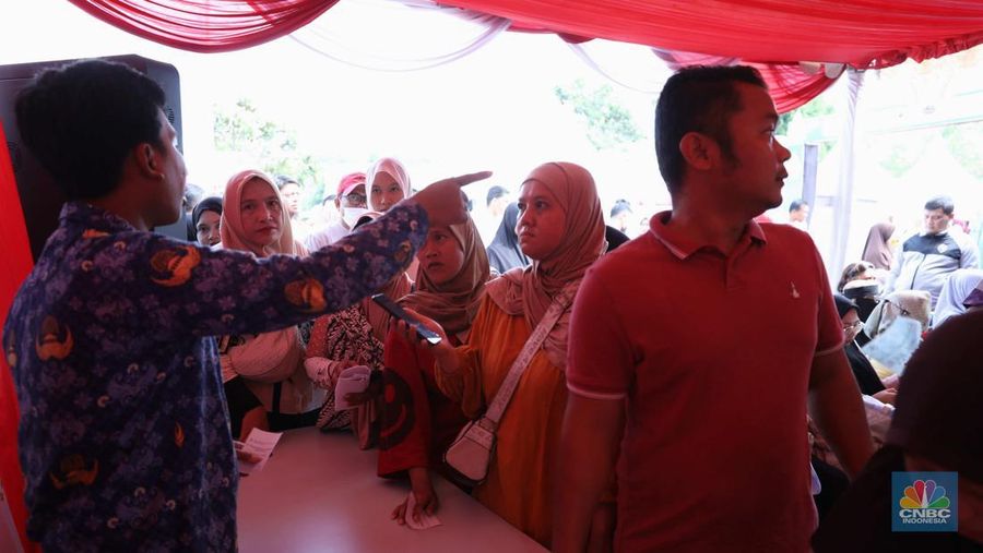 Konferensi pers penyitaan Uang hasil tindak pidana korupsi dalam pemberian fasilitas CPO dan turunanya dari para terdakwa korporasi Wilmar Group sebesar Rp 11.880.351.802.619 di Kejagung, Jakarta, Selasa (17/6/2025). (CNBC Indonesia/Muhammad Sabki)