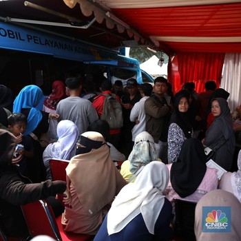 Penampakan Warga Bogor Membludak Padati Dispendukcapil Urus KTP dkk
