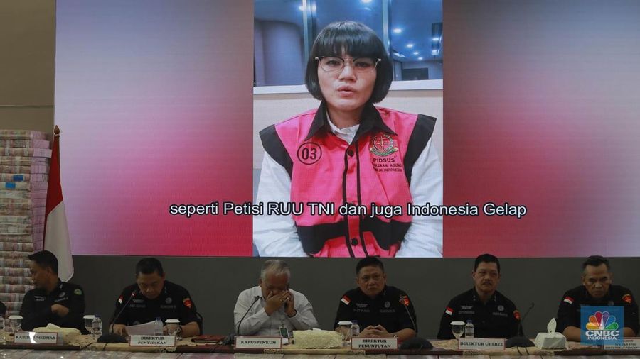 Konferensi pers penyitaan Uang hasil tindak pidana korupsi dalam pemberian fasilitas CPO dan turunanya dari para terdakwa korporasi Wilmar Group sebesar Rp 11.880.351.802.619 di Kejagung, Jakarta, Selasa (17/6/2025). (CNBC Indonesia/Muhammad Sabki)