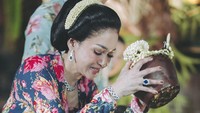 Pengen Tampil Anggun ala Maia Estianty Pakai Blue Sapphire? Coba Kalung Ini 