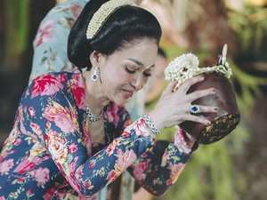 Adu Gaya Maia-Mulan Pakai Cincin Blue Sapphire di Pernikahan Al Ghazali