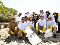 Top! Pertamina Port Logictics Angkut Ratusan Kilogram Sampah dari Laut