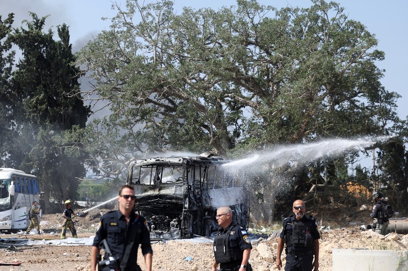 Petugas pemadam kebakaran berupaya memadamkan api di sebuah bus setelah serangan rudal dari Iran, di Herzliya, Israel, Selasa (17/6/2025). (REUTERS/Ronen Zvulun) Petugas pemadam kebakaran berupaya memadamkan api di sebuah bus setelah serangan rudal dari Iran, di Herzliya, Israel, Selasa (17/6/2025). (REUTERS/Ronen Zvulun)
