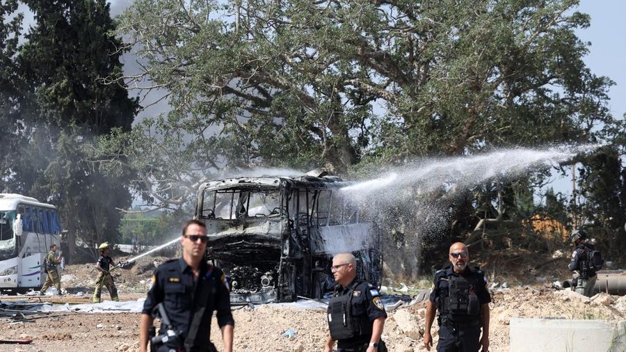 Petugas pemadam kebakaran berupaya memadamkan api di sebuah bus setelah serangan rudal dari Iran, di Herzliya, Israel, Selasa (17/6/2025). (REUTERS/Ronen Zvulun) Petugas pemadam kebakaran berupaya memadamkan api di sebuah bus setelah serangan rudal dari Iran, di Herzliya, Israel, Selasa (17/6/2025). (REUTERS/Ronen Zvulun)