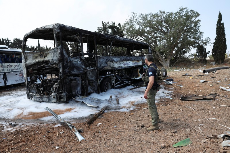 Petugas pemadam kebakaran berupaya memadamkan api di sebuah bus setelah serangan rudal dari Iran, di Herzliya, Israel, Selasa (17/6/2025). (REUTERS/Ronen Zvulun) Petugas pemadam kebakaran berupaya memadamkan api di sebuah bus setelah serangan rudal dari Iran, di Herzliya, Israel, Selasa (17/6/2025). (REUTERS/Ronen Zvulun)
