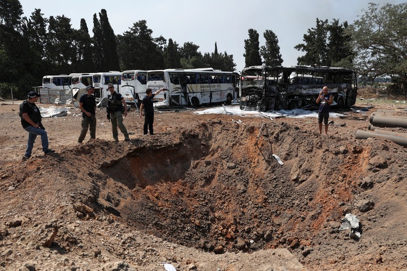 Petugas pemadam kebakaran berupaya memadamkan api di sebuah bus setelah serangan rudal dari Iran, di Herzliya, Israel, Selasa (17/6/2025). (REUTERS/Ronen Zvulun) Petugas pemadam kebakaran berupaya memadamkan api di sebuah bus setelah serangan rudal dari Iran, di Herzliya, Israel, Selasa (17/6/2025). (REUTERS/Ronen Zvulun)