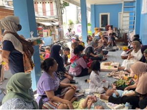 Edukasi Cara Memijat Bayi di Posyandu Guji Baru Jakbar