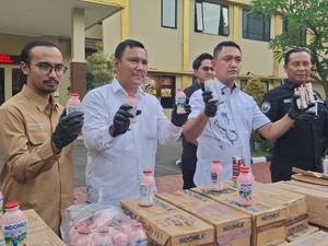 Polres Bogor Ungkap Grosir Beli Susu Kedaluwarsa Setengah Harga dari Pemasok