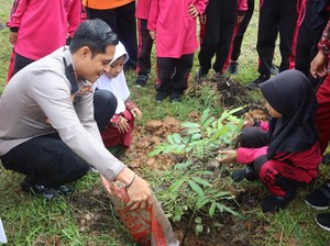 Tanamkan Cinta Lingkungan Sejak Dini, Polres Rohul Ajak Anak SD Tanam Pohon
