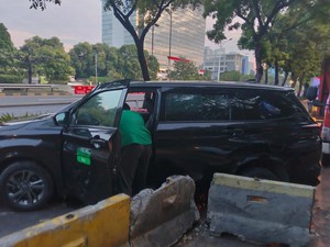 Taksi Online Oleng Hantam Separator Busway di Jakbar, Lalin Tersendat