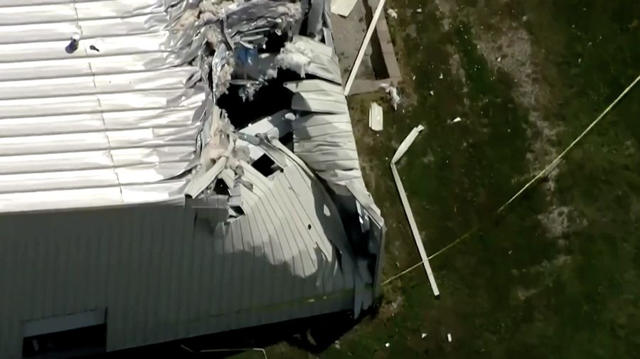 Sebuah pesawat jatuh dan tersangkut di atas atap sebuah hanggar dalam sebuah insiden mengejutkan yang terjadi di Bandara New Century, AS Senin (16/6/2025). (Tangkapan Layar Video Reuters/ABC AFFILIATE KMBC)