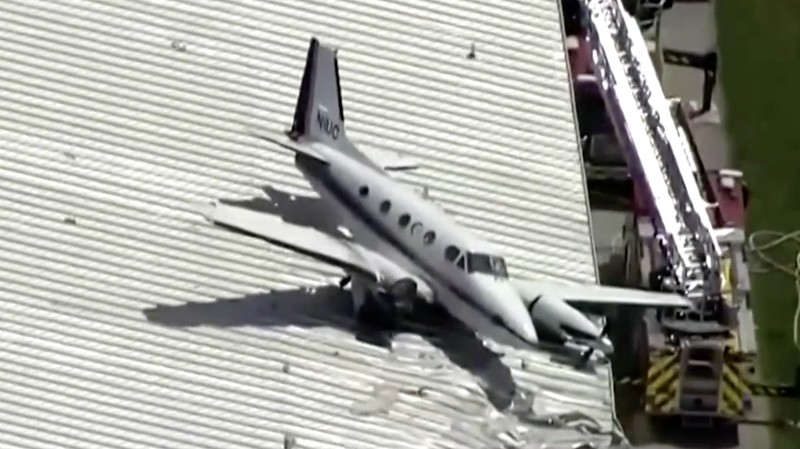 Sebuah pesawat jatuh dan tersangkut di atas atap sebuah hanggar dalam sebuah insiden mengejutkan yang terjadi di Bandara New Century, AS Senin (16/6/2025). (Tangkapan Layar Video Reuters/ABC AFFILIATE KMBC)