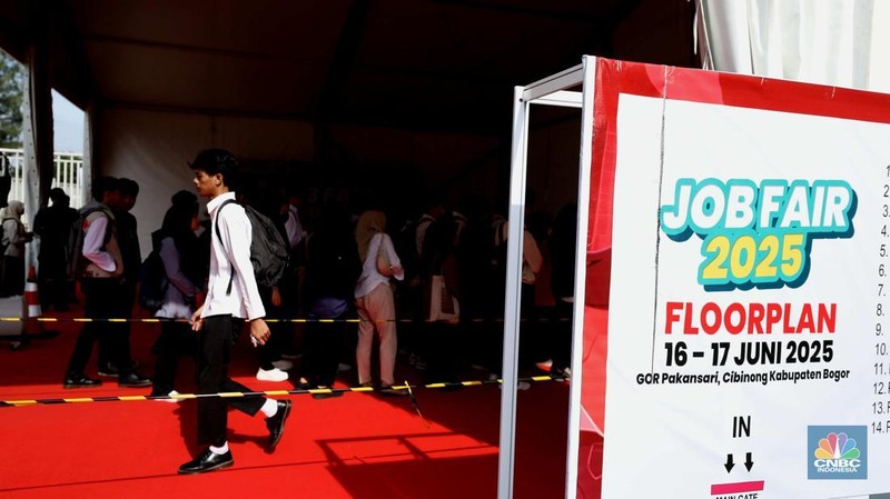 Sejumlah warga antre untuk mengikuti kegiatan Job Fair di Stadion Pakansari, Cibinong, Bogor, Jawa Barat, Selasa (17/6/2025). (CNBC Indonesia/Tri Susilo)