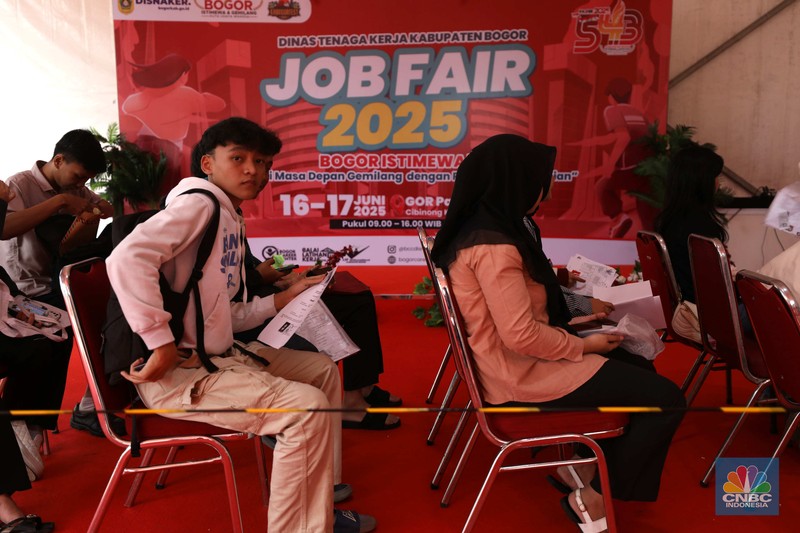 Sejumlah warga antre untuk mengikuti kegiatan Job Fair di Stadion Pakansari, Cibinong, Bogor, Jawa Barat, Selasa (17/6/2025). Sejumlah warga antre untuk mengikuti kegiatan Job Fair di Stadion Pakansari, Cibinong, Bogor, Jawa Barat, Selasa (17/6/2025). (CNBC Indonesia/Tri Susilo)