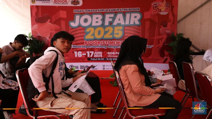Sejumlah warga antre untuk mengikuti kegiatan Job Fair di Stadion Pakansari, Cibinong, Bogor, Jawa Barat, Selasa (17/6/2025). Sejumlah warga antre untuk mengikuti kegiatan Job Fair di Stadion Pakansari, Cibinong, Bogor, Jawa Barat, Selasa (17/6/2025). (CNBC Indonesia/Tri Susilo)