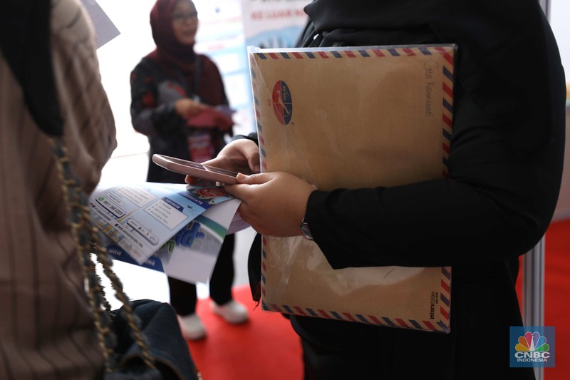 Sejumlah warga antre untuk mengikuti kegiatan Job Fair di Stadion Pakansari, Cibinong, Bogor, Jawa Barat, Selasa (17/6/2025). (CNBC Indonesia/Tri Susilo)