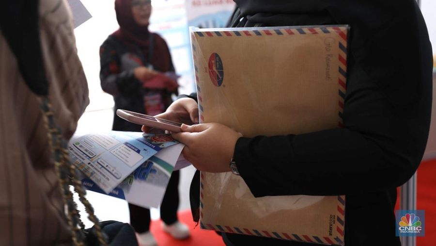 Sejumlah warga antre untuk mengikuti kegiatan Job Fair di Stadion Pakansari, Cibinong, Bogor, Jawa Barat, Selasa (17/6/2025). (CNBC Indonesia/Tri Susilo)