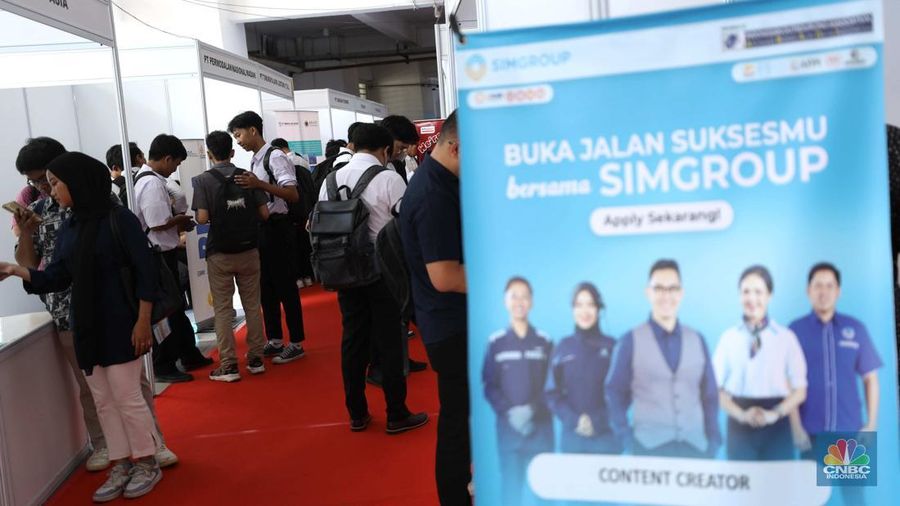 Sejumlah warga antre untuk mengikuti kegiatan Job Fair di Stadion Pakansari, Cibinong, Bogor, Jawa Barat, Selasa (17/6/2025). Sejumlah warga antre untuk mengikuti kegiatan Job Fair di Stadion Pakansari, Cibinong, Bogor, Jawa Barat, Selasa (17/6/2025). (CNBC Indonesia/Tri Susilo)
