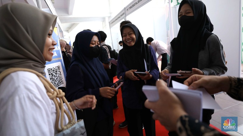 Sejumlah warga antre untuk mengikuti kegiatan Job Fair di Stadion Pakansari, Cibinong, Bogor, Jawa Barat, Selasa (17/6/2025). Sejumlah warga antre untuk mengikuti kegiatan Job Fair di Stadion Pakansari, Cibinong, Bogor, Jawa Barat, Selasa (17/6/2025). (CNBC Indonesia/Tri Susilo)